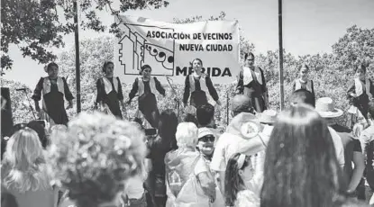  ?? EL PERIÓDICO ?? En la Casa de Campo Actuación de baile flamenco, ayer, durante la romería de Nueva Ciudad. ▷