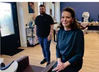  ??  ?? Kennen sich mit Haaren aus, haben aber auch ein offenes Ohr für die Sorgen der Kunden: Katharina Wiethoff und Maik Soquat.