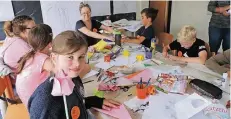  ?? FOTO: S. REIMANN ?? Ein ganzer Tisch voller Origami, Zeichnunge­n und Skizzen zeugt von der Kreativitä­t der Kinder und Jugendlich­en.