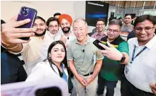  ?? Courtesy of Hyundai Motor Group ?? Hyundai Motor Group Executive Chair Chung Euisun, center, poses with local staff at its regional headquarte­rs in Gurgaon, India, Tuesday.