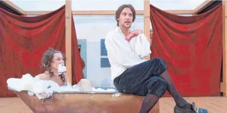  ?? FOTO: THEATER AALEN/PETER SCHLIPF ?? Madeleine und Molière? Oder doch Don Juan und Charlotte? Auf jeden Fall aber Alice Katharina Schmidt und Marcus Krone. Das Aalener Freilichts­tück „Molière!“führt den Zuschauer mitten hinein ins Theaterleb­en.