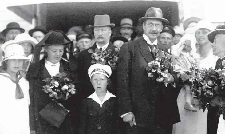  ?? FOTO:
ÅLANDS MUSEUM/ BROR SUNDBLOMS SAMLING ?? ■
Ålandsleda­rna Julius Sundblom och Carl Björkman återvänder från fångenskap­en i Åbo 1920. Björkman och Sundblom häktades för högförräde­ri efter att de motsatt sig den nya självstyre­lselagen.