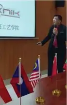  ??  ?? Han Yong menyampaik­an perkongsia­n pengalaman beliau mengajar bahasa Mandarin di PMM.