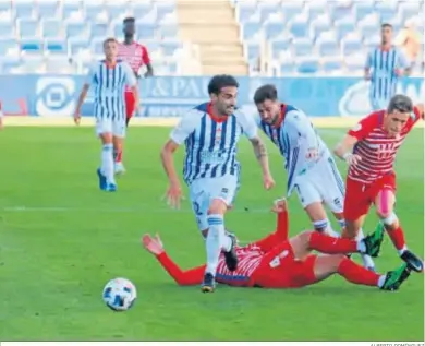  ?? ALBERTO DOMÍNGUEZ ?? El delantero albiazul Chuli, regatea en un lance del partido contra el Recreativo Granada.