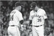  ?? Karen Warren / Staff photograph­er ?? Astros manager A.J. Hinch, left, pulls reliever Joe Smith from the game during an eighth inning that lasted more than an hour.
