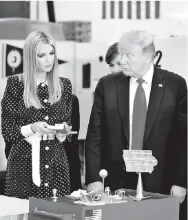  ?? JOSHUA ROBERTS/REUTERS ?? Trump y su hija Ivanka ayer en un centro educativo de Peosta, Iowa.
