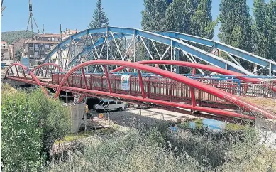  ?? HERALDO ?? Últimos toques a la pasarela peatonal, paralela al histórico puente de Hierro.