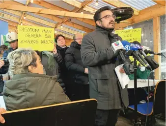  ?? MICHAEL LORIA/SUN-TIMES PHOTOS ?? Ald. Byron Sigcho-Lopez addresses reporters Thursday at a news conference regarding the future of the vendors at the Little Village Discount Mall.