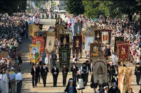  ??  ?? La procession lors de la messe pontifical­e du Grand Pardon de Sainte-Anne d’Auray.