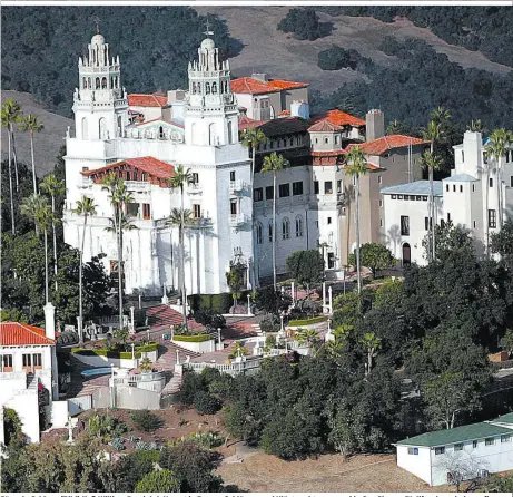  ??  ?? Für sein Schloss (Bild) ließ William Randolph Hearst in Europa Schlösser und Klöster abtragen und in San Simeon/Kalifornie­n wieder aufbauen