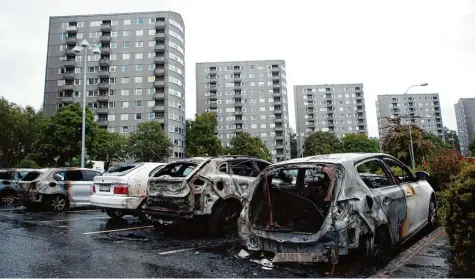  ?? Foto: Adam Ihse, TT News Agency, AP, dpa ?? Auch auf dem Frölunda Platz in Göteborg wurden Autos angezündet.