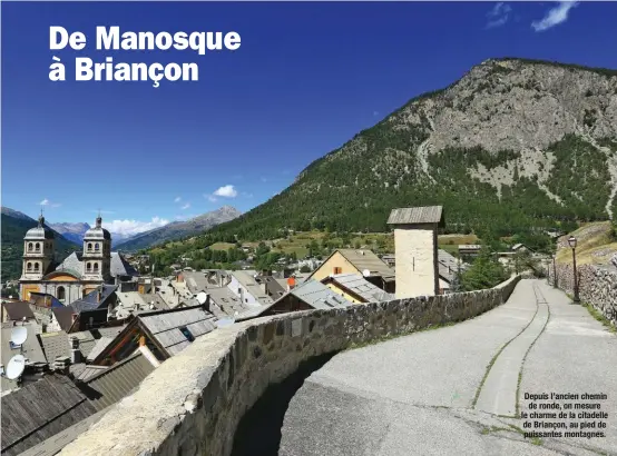 ??  ?? Depuis l’ancien chemin de ronde, on mesure le charme de la citadelle de Briançon, au pied de puissantes montagnes.