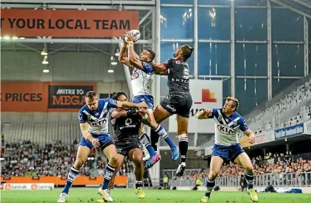  ??  ?? Marcelo Montoya of the Bulldogs takes a ball from Manu Vatuvei of the Warriors.