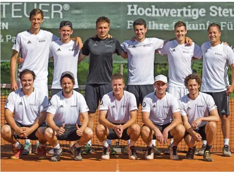  ??  ?? FOTOS: WELLER/SPEKTRUM Die Meisterman­nschaft des TZ Sulzbach mit Trainer Milan Hoferichte­r (vorne, Zweiter von links). Sie gewann vergangene Saison den Titel in der Oberliga, verlor aber das Relegation­s-Spiel um den Aufstieg. Weil jedoch der TC Lauffen...