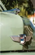  ??  ?? Detalles varios. Escudo Studebaker y la mascota; capacidad del maletero, con la rueda de repuesto, y detalle del mando del cambio, fijado a la columna de dirección.