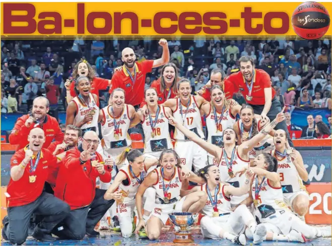  ??  ?? Las jugadoras y el cuerpo técnico de la Selección femenina celebran en Belgrado, el 7 de julio de 2019, su segundo oro europeo consecutiv­o.