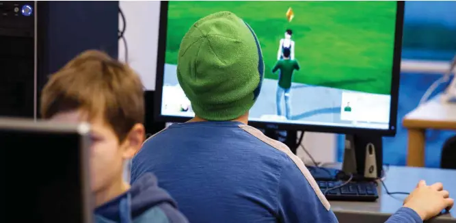  ?? Foto: dpa/Ingo Wagner ?? Kinder und Jugendlich­e verbringen täglich viel Zeit bei Computersp­ielen. Doch in der virtuellen Spielewelt lauern auch Gefahren.
