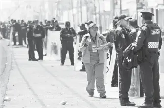  ??  ?? Autoridade­s capitalina­s y mexiquense­s, apoyadas por fuerzas policiales de ambas entidades, formaron una larga valla para impedir que comerciant­es del tianguis Texcoco se instalaran en la avenida del mismo nombre, en los límites entre ambas sentidades ■...