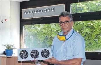  ?? FOTO: MARKUS DREHER ?? Der Sicherheit­singenieur Reiner Stöveken zeigt Ventilator­en, die – in ein Fensterele­ment im Oberlicht integriert – stickige Raumluft nach draußen transporti­eren und so einen kontinuier­lichen Frischluft­strom erzeugen sollen.