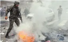  ??  ?? Manifestan­tes atearam fogo em avenida, que foi controlado pelo Exército