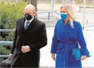  ?? EFE ?? La expresiden­ta Cristina Cifuentes y su abogado, ayer, camino de la Sala