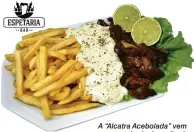  ??  ?? A “Alcatra Acebolada” vem acompanhad­a de molho à base de queijo e batatas fritas