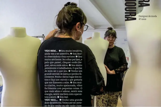  ??  ?? Designer de moda 47 anos
Alexandra Moura apresentou “Subversão”, a sua coleção outono-inverno 2021/2022, na Semana da Moda de Milão e no Portugal Fashion. Foi fotografad­a no seu ateliê, em Lisboa.