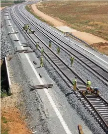  ?? ?? Trabajador­es de la construcci­ón en una obra de Adif.