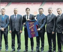  ?? FOTOS: P. MORATA ?? Renovación con todos los honores para Sergi Roberto, que quiere que 2022 sea solo una meta volante, no la definitiva. Junto al presidente Josep Maria Bartomeu y con la plana mayor deportiva -Robert Fernández, Javier Bordas, Jordi Mestre, Pep Segura- y...