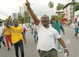  ?? LEO CORREA ASSOCIATED PRESS ?? L’opposition, qui a boycotté le scrutin de samedi, juge que le troisième mandat du président Alassane Ouattara est « anticonsti­tutionnel ». Sur la photo, des opposants au gouverneme­nt ivoirien ont manifesté, mardi, dans les rues d’Abidjan.