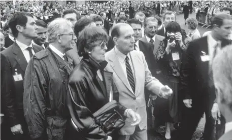  ?? | PHOTO : COLLECTION MICHEL RADENAC ?? Le 7 octobre 1986, la première femme maire de Plessala, Simone Darcel, reçoit le président de la République, François Mitterrand, dans la commune.