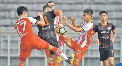  ?? — Gambar Bernama ?? DIASAK: Pemain Felda, Gilberto Fortunato (tengah) diasak dua pemain Sarawak, Mohd Hairol Mokhtar (kiri) dan Abdul ul Rahim Abdul Razak (kanan) pada perlawanan di Stadium Negeri Sarawak, Petra Jaya semalam.