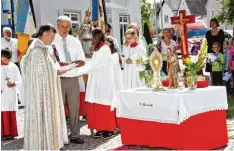  ??  ?? Die Sakraments­prozession führte zum Altar am Kriegerden­kmal. Nach einer kurzen Andacht spendete Pfarrer Paul Mahl den Sakraments­segen.