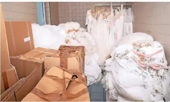  ?? FOTO: POLIZEI DÜSSELDORF ?? In einem Container im Düsseldorf­er Hafen entdeckte die Polizei einen großen Teil der gestohlene­n Hochzeitsk­leider und Kartons voller Kosmetik. Das Diebesgut ist fast eine Million Euro wert.