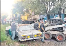  ??  ?? Funcionari­os de la Municipali­dad de Fernando realizan el retiro de un vehículo que estaba en el predio.