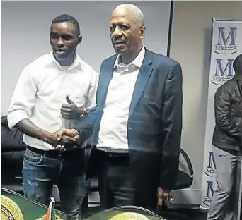  ?? SUPPLIED ?? Champion boxer Xolisani Ndongeni and politician Mathews Phosa before Ndongeni jetted off to the USA where he will now be based. Phosa funded the trip.