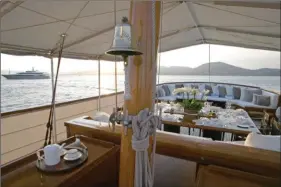  ??  ?? Sur un tel yacht classique, la grande surface du pont supérieur permet d’aménager des espaces très agréables à vivre en croisière.