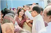  ??  ?? Madhya Pradesh Chief Minister Shivraj Singh Chouhan consoles a family member of head constable, Ramashanka­r Yadav, in Bhopal