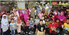  ?? ?? Dexter with the children who were treated to a shopping spree for the coming Hari Raya Aidilfitri celebratio­n.