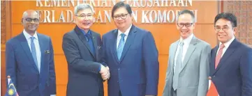  ??  ?? Mah (second left) greets Hartarto during the courtesy call as (from left) Ministry of Plantation Industries and Commoditie­s secretaryg­eneral Datuk K.Yogeesvara­n, Mahendra and Indonesian Ministry of Agro Industry director-general Panggah Susanto look...