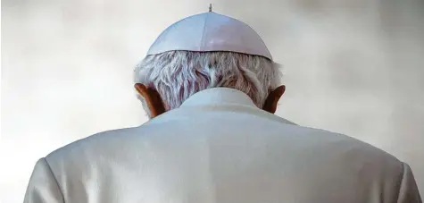  ??  ?? Der damalige Papst Benedikt XVI. – mit bürgerlich­em Namen Joseph Ratzinger – nach seiner letzten Generalaud­ienz im Jahr 2013.