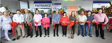  ?? Jun Jaso/Pampanga PIO ?? S&R OPENING. Gov. Lilia ‘Nanay’ Pineda cuts the ribbon during the opening of S&R Dau with Mayor Crisostomo Garbo, Board Member Fritzie David-Dizon and other S&R executives.—