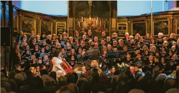  ?? Sedlmeir Foto: Robin ?? Der Mozartchor Augsburg bei der Aufführung von Karl Jenkins’ „The Armed Man“in evangelisc­h St. Ulrich.