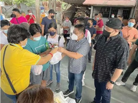  ?? FOOD ASSISTANCE - Chris Navarro ?? Pampanga Governor Dennis Pineda and Bacolor Mayor Eduardo ' Diman' Datu lead the recent distributi­on of food packs to residents in Bulaon Resettleme­nt area and other barangays.