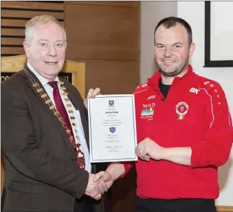  ??  ?? Cathaoirle­ach of Sligo County Council Cll Seamus Kilgannon makes a presentati­on to Brian King.