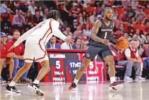  ?? GARETT FISBECK/THE ASSOCIATED PRESS ?? Houston guard Jamal Shead, right is defended by Oklahoma guard Javian McCollumon Saturday in Norman, Okla.