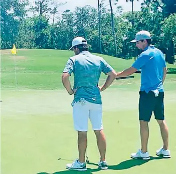  ??  ?? Niemann (de azul) y Mito Pereira, entrenando en el TPC Sawgrass, en Jacksonvil­le.