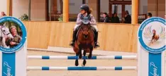  ?? Fotos: T. Wieser ?? Große Sprünge in Riesenbeck: Hannah Wieser überzeugte auf ihren Ponys auch Pro fi Reiter.