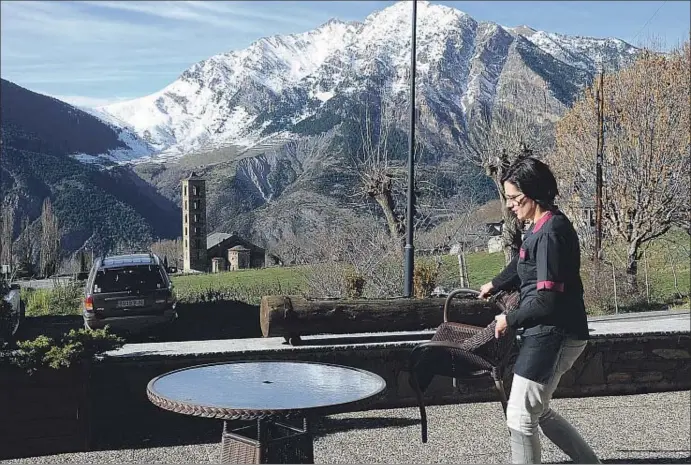  ??  ?? A punt per al pont. Preparatiu­s en un restaurant de Taüll per rebre els visitants que aquest llarg cap de setmana es desplaçara­n al Pirineu