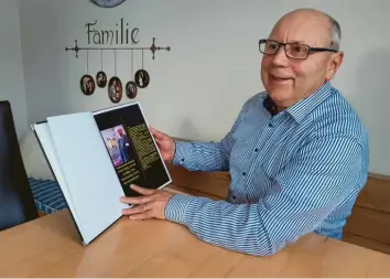  ?? Foto: Hans Bosch ?? Manfred Donderer blättert gern in seiner „Lebensgesc­hichte“in Buchform, die er über seinen Beruf und die Netzhauter­krankung verfasst hat.